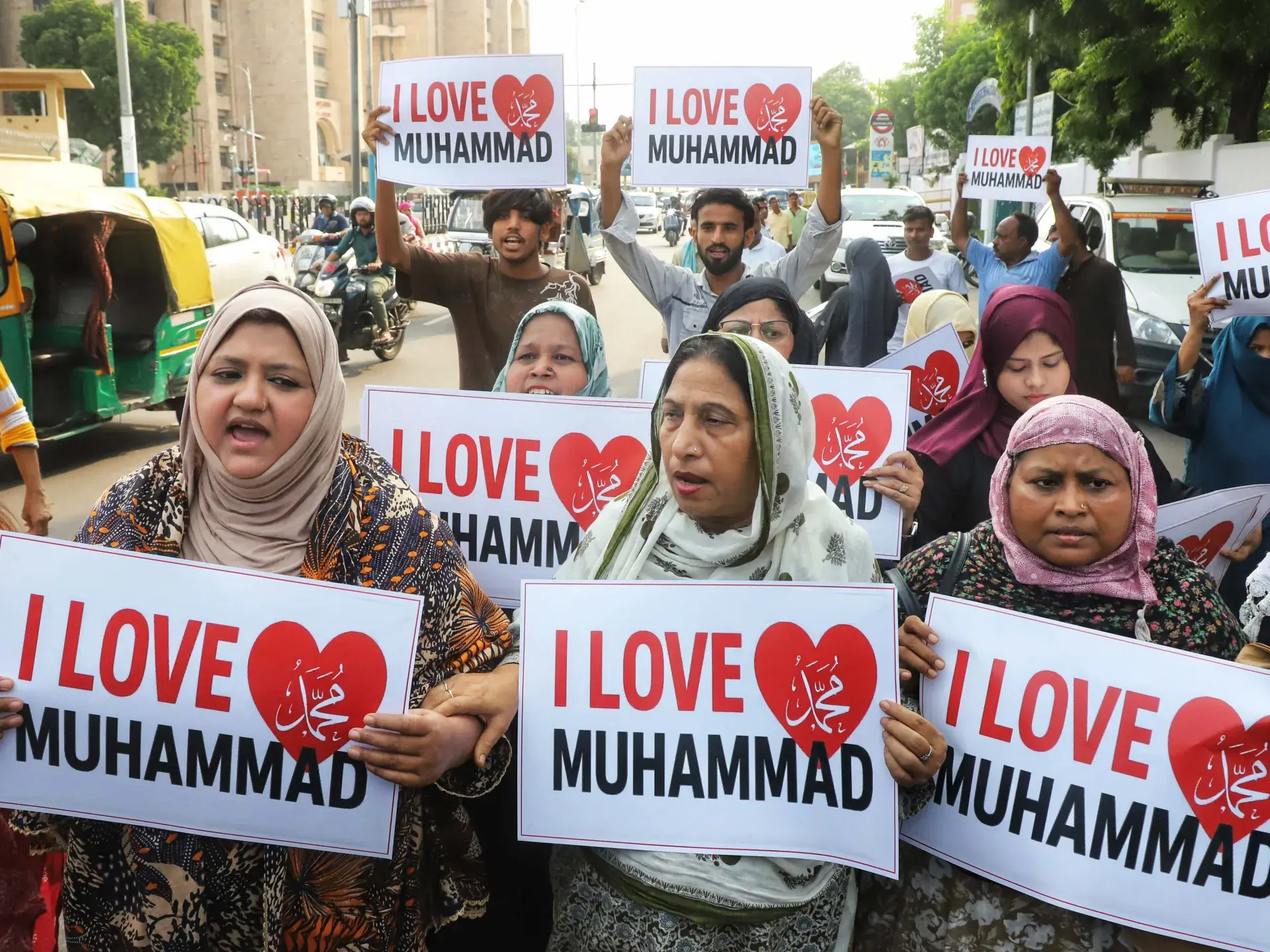 Hindistan müsəlmanları "Məhəmmədi sevirəm" dediyi üçün təqiblərə etiraz edir