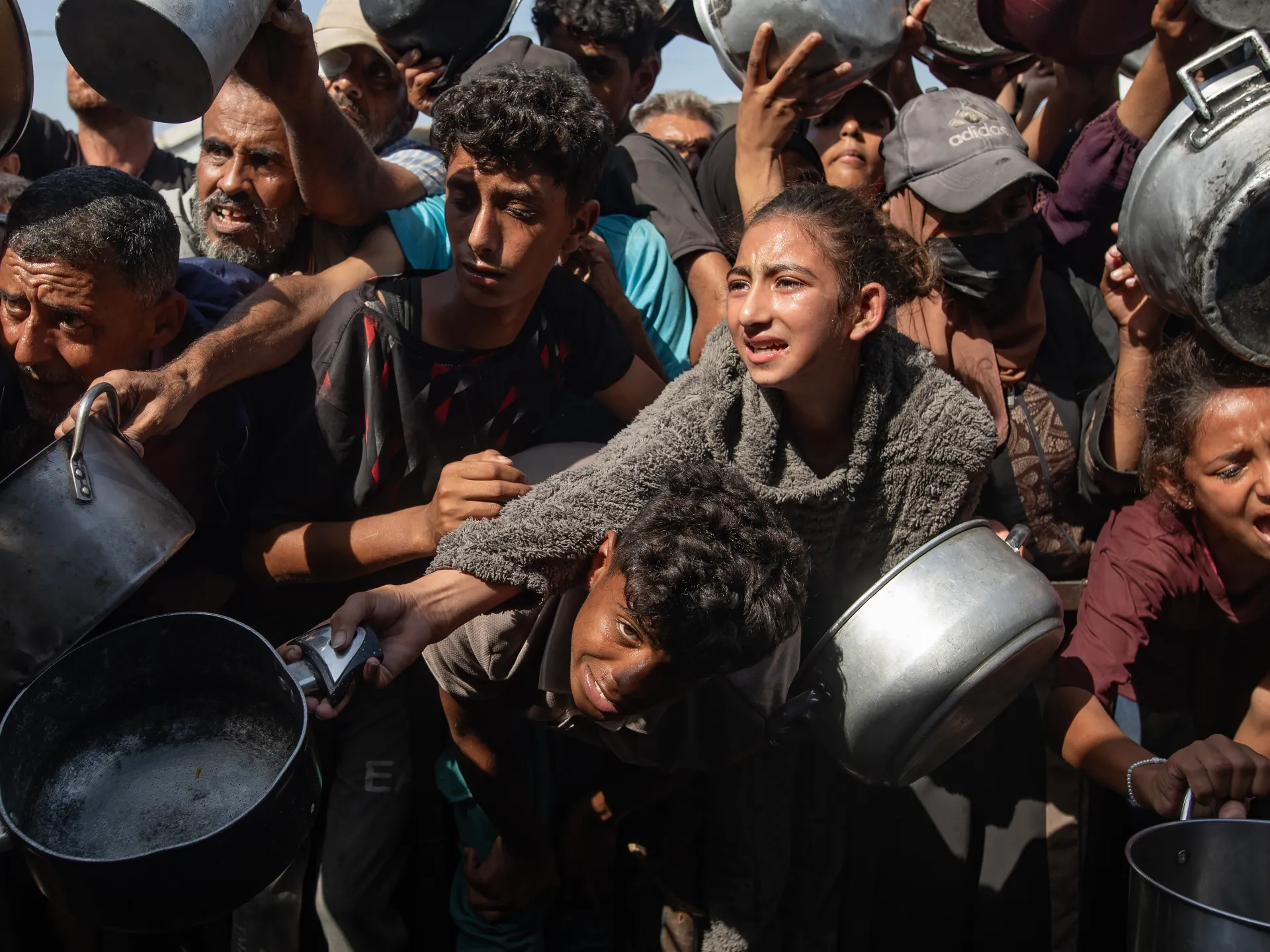 Həmas girov qalıqlarını axtarır: İsrail yardımı əngəlləyir