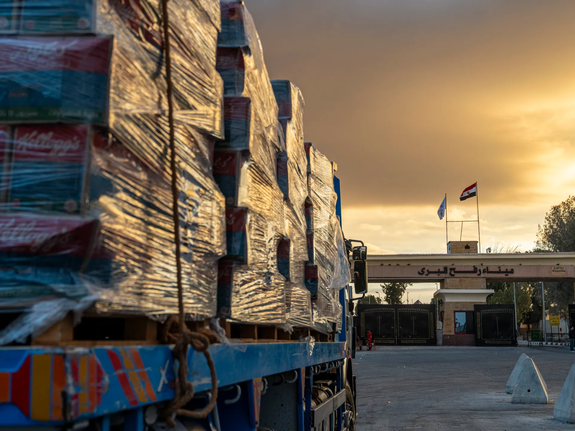 İsrail hərbi əməliyyatları davam etdirərkən Qəzzaya yardımı əngəlləyir