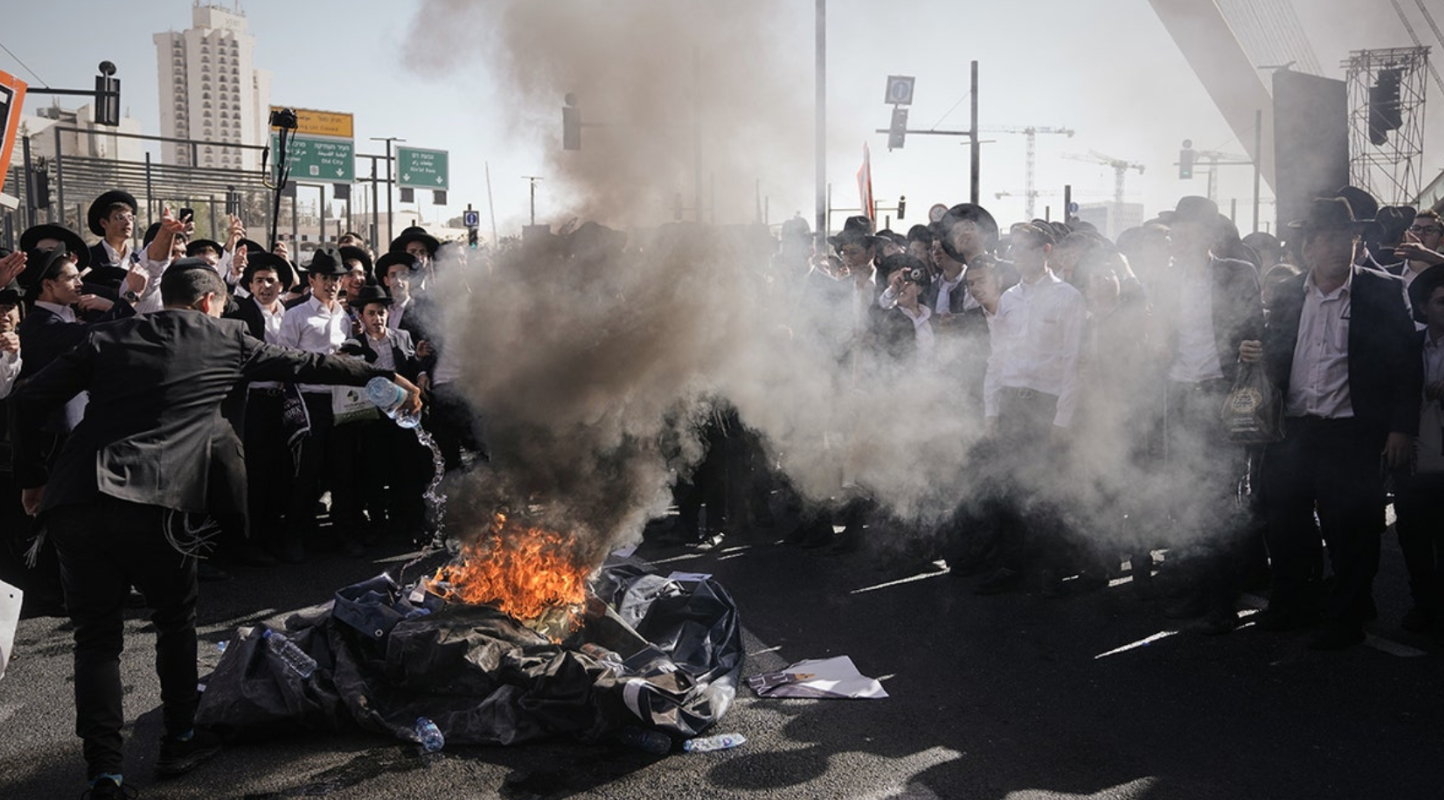 Qüdsdə İsrail bayrağı yandırıldı: Yəhudi kütləsi müharibəyə qarşı