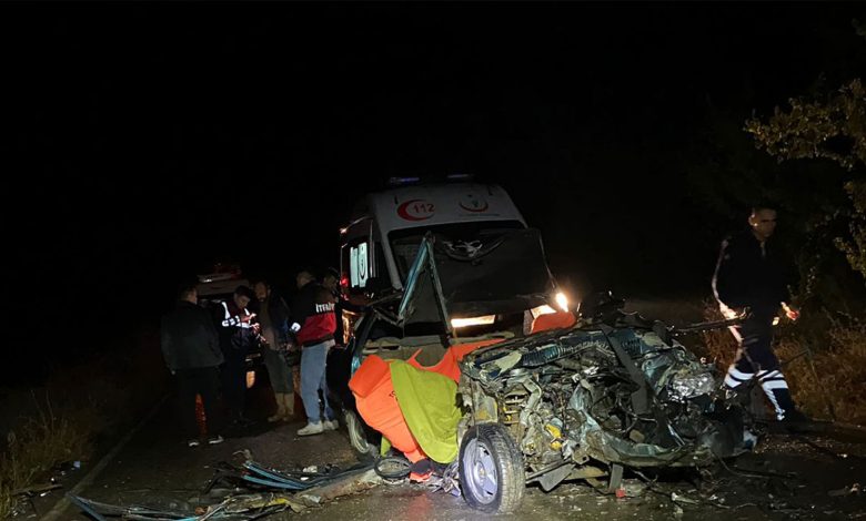 Feci kaza! Kamyonetle çarpışan otomobildeki 5 kişi öldü