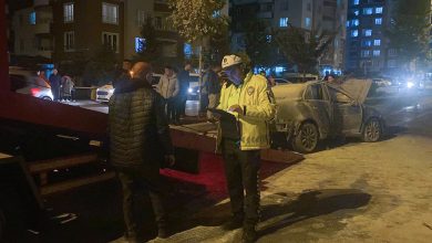 Kayseri'de direğe çarpan araç alev aldı: 3 kişi yaralandı