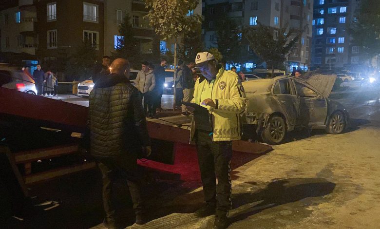 Kayseri'de direğe çarpan araç alev aldı: 3 kişi yaralandı