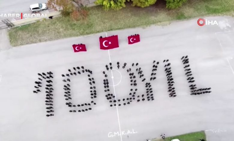 Koreografi güzel görüntüler oluşturdu... 240 lise öğrencisi “100. Yıl” yazıp Türk bayrağı açtı