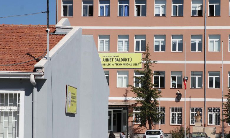 Lisede tüm sınıf zehirlenme şüphesiyle hastaneye kaldırıldı