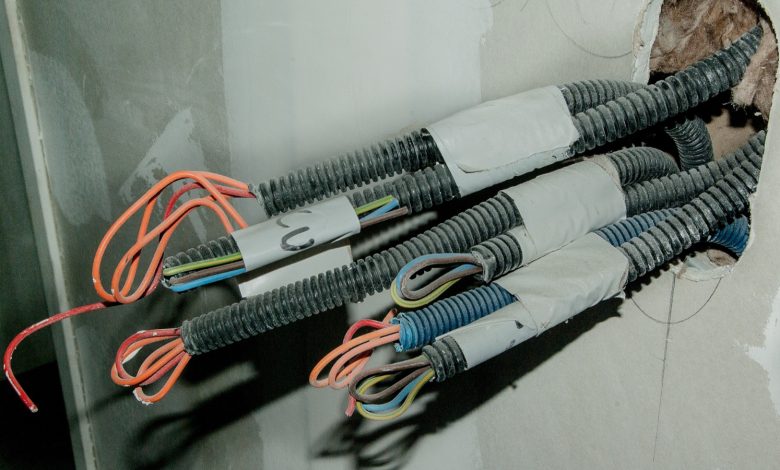 Mardin'de dış cephe boyası yapan işçi elektrik akımına kapılarak ağır yaralandı