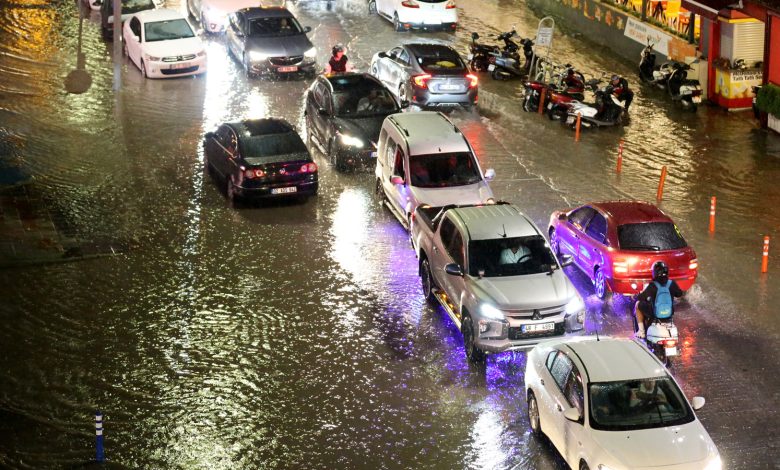 Muğla Fethiye'yi sağanak vurdu: Günlük yaşam felç oldu