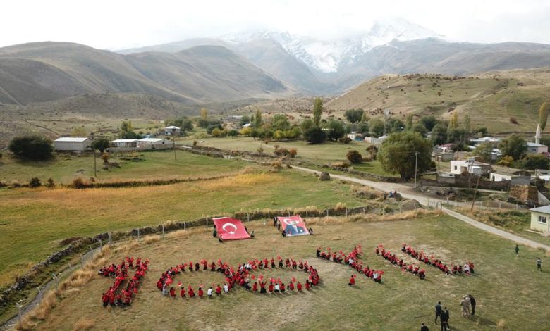 Öğrencilerden Ağrı Dağı eteğinde Cumhuriyet'in 100. yılı koreografisi