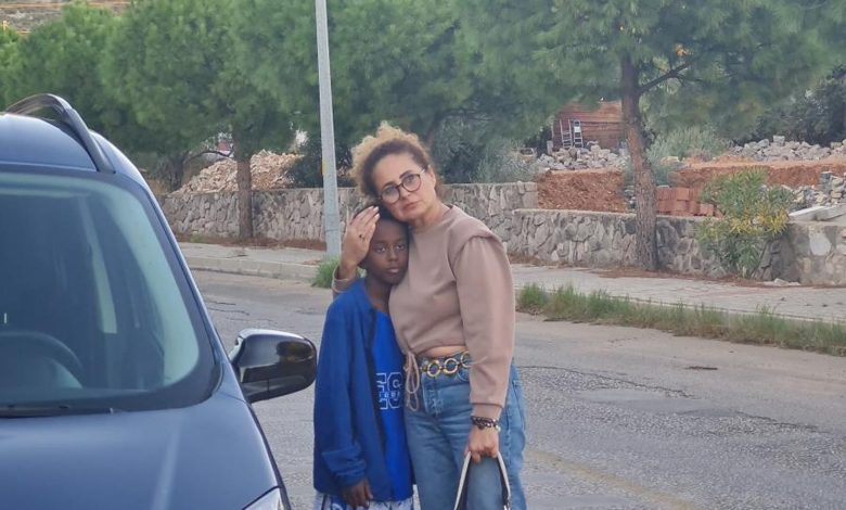 Oyuncu Esra Akkaya Bodrum'da trafik kazası geçirdi