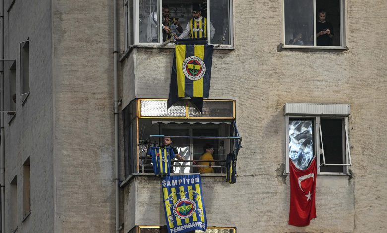 Pendikspor-Fenerbahçe maçını futbolseverler evlerinin balkonundan takip etti