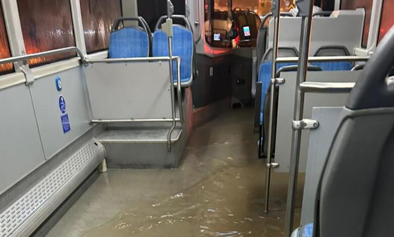 Antalya'da yağmur sonrası göle dönen yoldaki halk otobüsünü su bastı