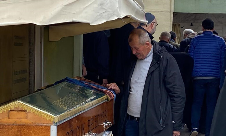 Bir babanın büyük acısı: 14 yaşındaki kızının cenazesi önünde dondu kaldı