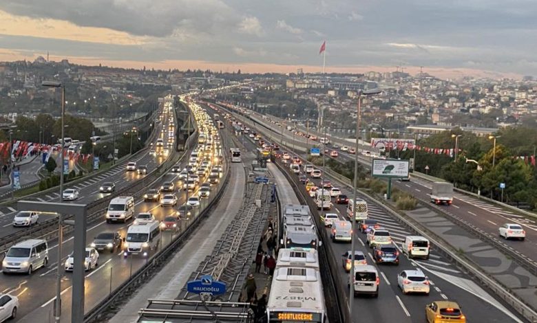 Bir haftalık ara tatil sona erdi! İstanbul trafiğinde okul yoğunluğu