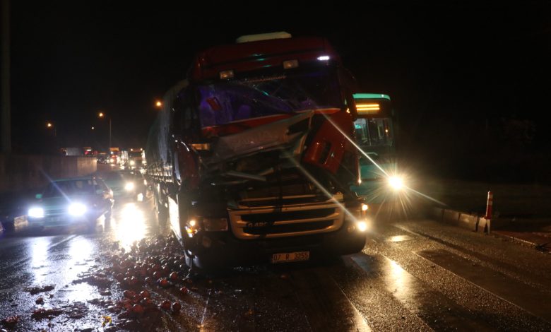 Burdur'da kırmızı ışıkta duramayan TIR, kamyon ve otobüse çarptı