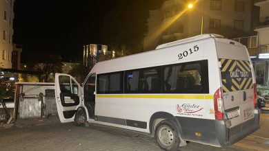 Çalıntı minibüsle polisten kaçan hırsız, iki otomobile çarpınca yaya olarak kaçtı 