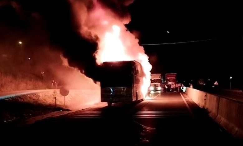 Faciaya ramak kaldı! Bolu Dağı'nda yolcu otobüsü alev alev yandı