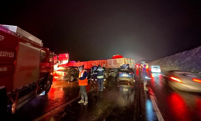 Gaziantep'te feci kaza: Otomobil tırın altına girdi, ölü ve yaralılar var...