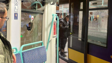 İstanbul Zeytinburnu'nda tramvaya taşlı saldırı