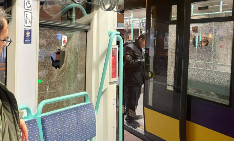 İstanbul Zeytinburnu'nda tramvaya taşlı saldırı