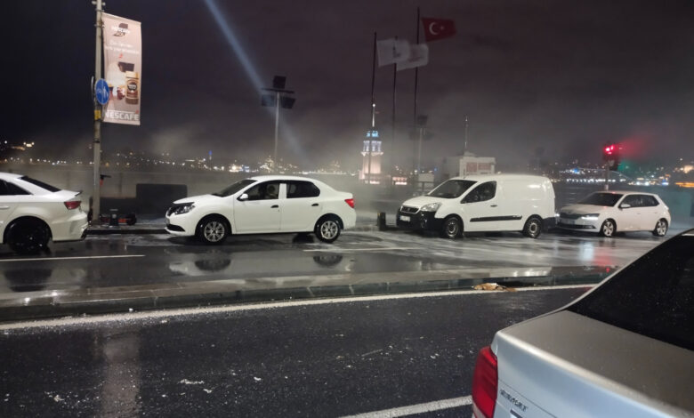 İstanbul kuvvetli fırtınaya teslim! Üsküdar sahilde dev dalgalar