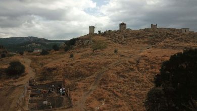 İzmir'de 2 bin 400 yıllık tiyatro ortaya çıkarılıyor