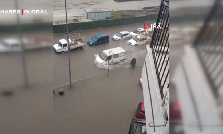 İzmir’i sağanak vurdu: Cadde ve sokaklar göle döndü