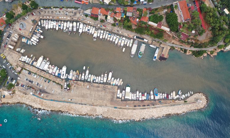 Kaş'ta denizin rengi değişti: Yağmur ertesinde su kahverengi oldu