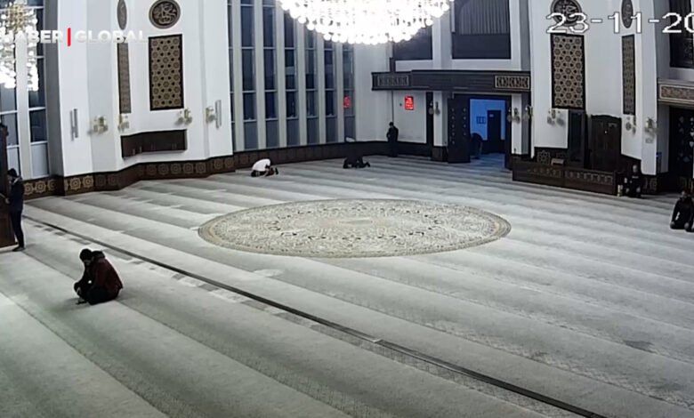 Malatya'da depreme namaz kıldıkları esnada böyle yakalandılar!