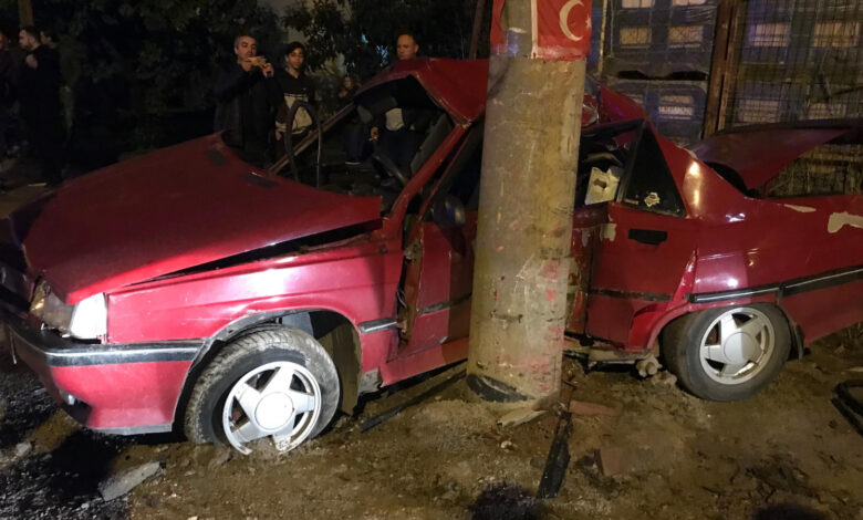 Sakarya'da beton direğe çarpan otomobilin sürücüsü yaşamını yitirdi 