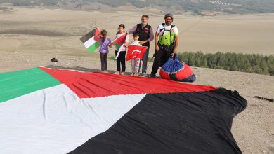 Yamaç paraşütü sporcusu Serdar Gülşen Filistin bayrağıyla atlayış yaptı