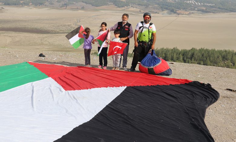 Yamaç paraşütü sporcusu Serdar Gülşen Filistin bayrağıyla atlayış yaptı