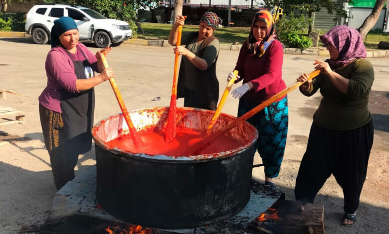 Depremzede kadınlar üreterek hayata tutunuyor