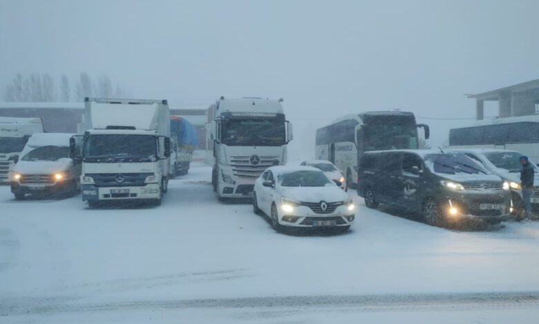 Erzurum'da kar: Erzincan ve Bayburt yolları trafiğe kapatıldı