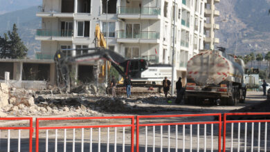 Hatay'da ağır hasarlı binaların yıkımı esnasında 2 bina tedbiren boşaltıldı