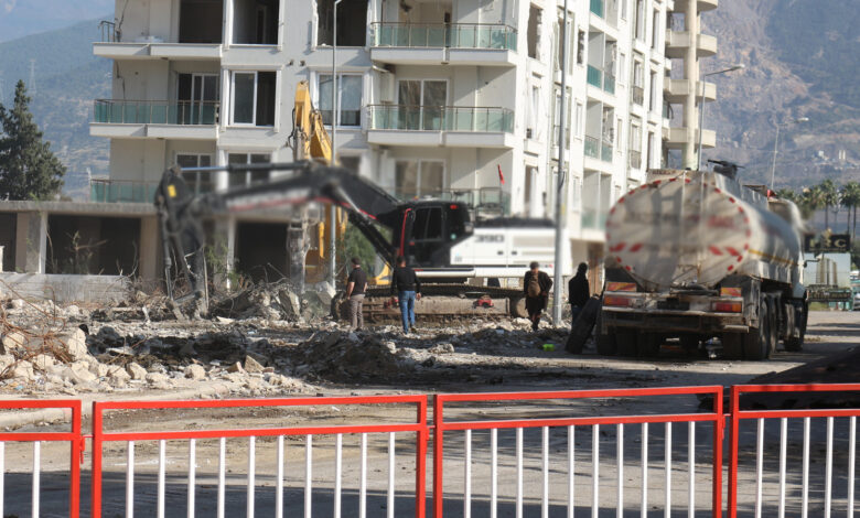 Hatay'da ağır hasarlı binaların yıkımı esnasında 2 bina tedbiren boşaltıldı