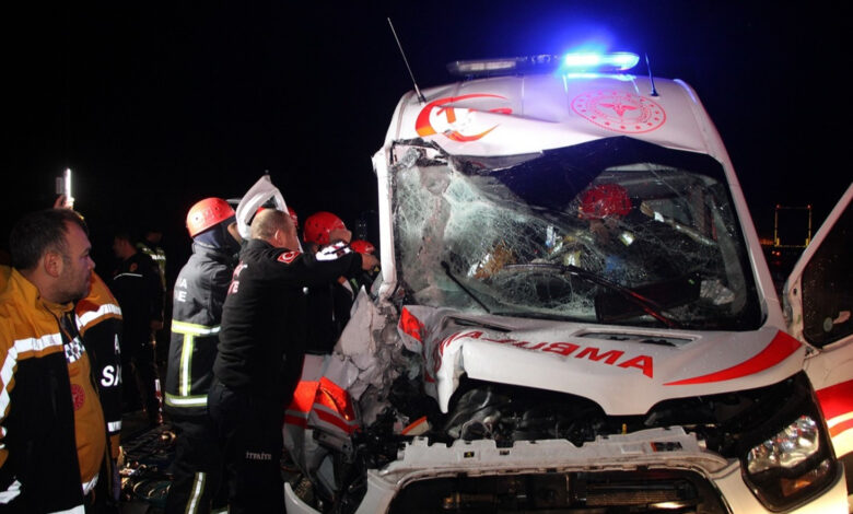 Manisa'da ambulansın karıştığı feci kazada 1 kişi öldü, 4 kişi yaralandı 