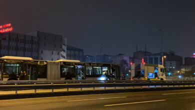 Okmeydanı'nda metrobüs reklam panosuna çarptı 