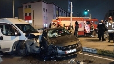 Pendik'te ters yöndeki servis minibüsü, otomobile çarptı: 5 yaralı 