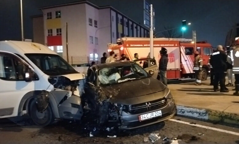 Pendik'te ters yöndeki servis minibüsü, otomobile çarptı: 5 yaralı 