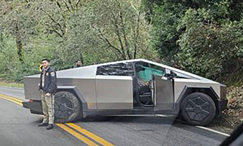 Tesla'nın Cybertruck'ı ilk kazasını yaptı