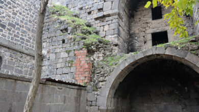 UNESCO mirasındaki 5 bin yıllık surlara tuğla yaması: "Çocuklar düşmesin diye yaptık"