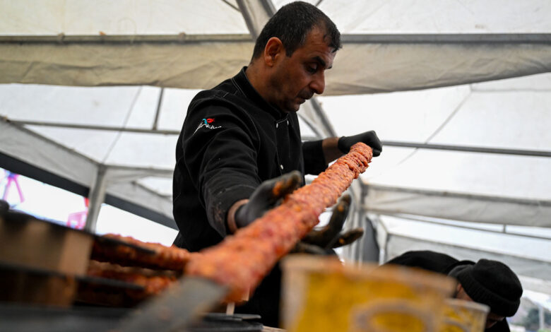 Ustalar kolları sıvadı: Ankara'da 15 metre uzunluğunda Adana kebabı yapıldı