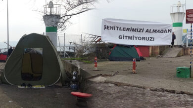 Zonguldak'ta batan gemide kaybolan denizcinin ailesi, arama çalışmalarının olduğu bölgede kurduğu çadırda çaresizce haber bekliyor