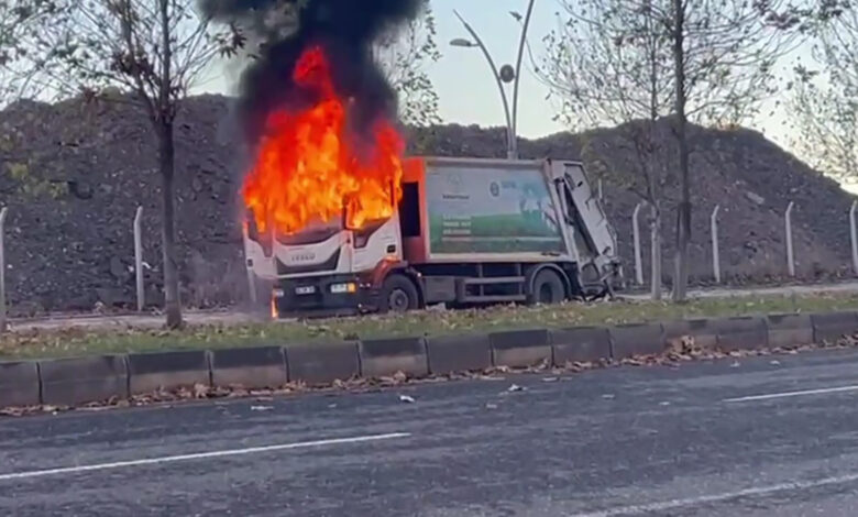 Alev alev yanan çöp kamyonu kullanılamaz hale geldi