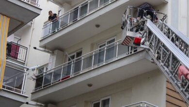 Alkolü fazla kaçırdı, balkonda sızıp kaldı