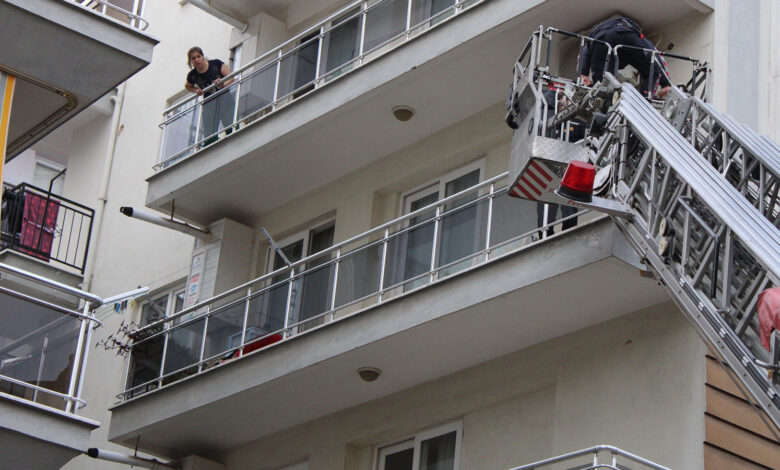 Alkolü fazla kaçırdı, balkonda sızıp kaldı