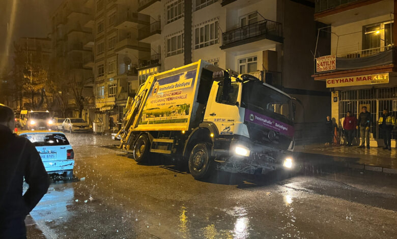 Ankara'da yol çökünce çöp kamyonu askıda kaldı 