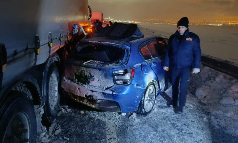 Araç karlı yolda kayarak TIR'a çarptı: 1 kişi hayatını kaybetti, 1 yaralı