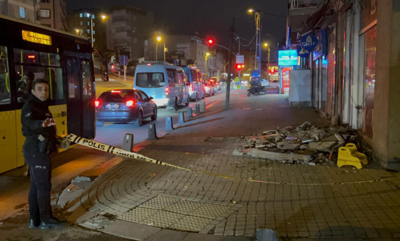 Ataşehir'de bir binanın balkonu çöktü