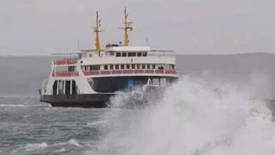 Bandırma ve Erdek'te deniz yolu ulaşımına fırtına engeli